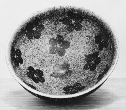 Photo of a Song Dynasty bowl showing floral images on the inside